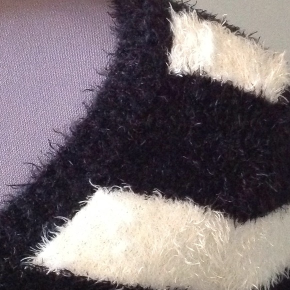 B/W eyelash top - Picture 2 of 3